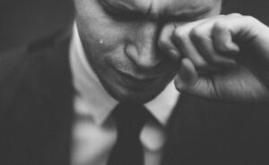 「泣く」を英語でどう表現する?感情表現に使える英語:運営者コラム