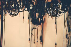 「絡む」を英語でどう表現する?人間関係や物理的な場合の英語フレーズ