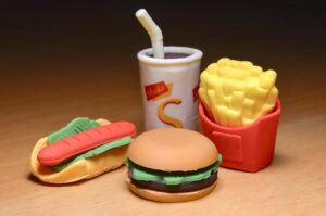 「おごる」を英語でどう言う?食事代を払う状況で使う表現