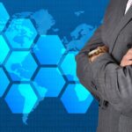 「曲者」を英語でどう表現する?意外性のある人物を英語で説明