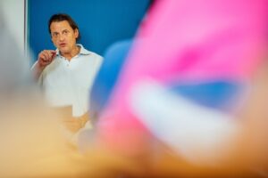 「まくしたてる」を英語でどう言う?早口の場面で使う英語表現