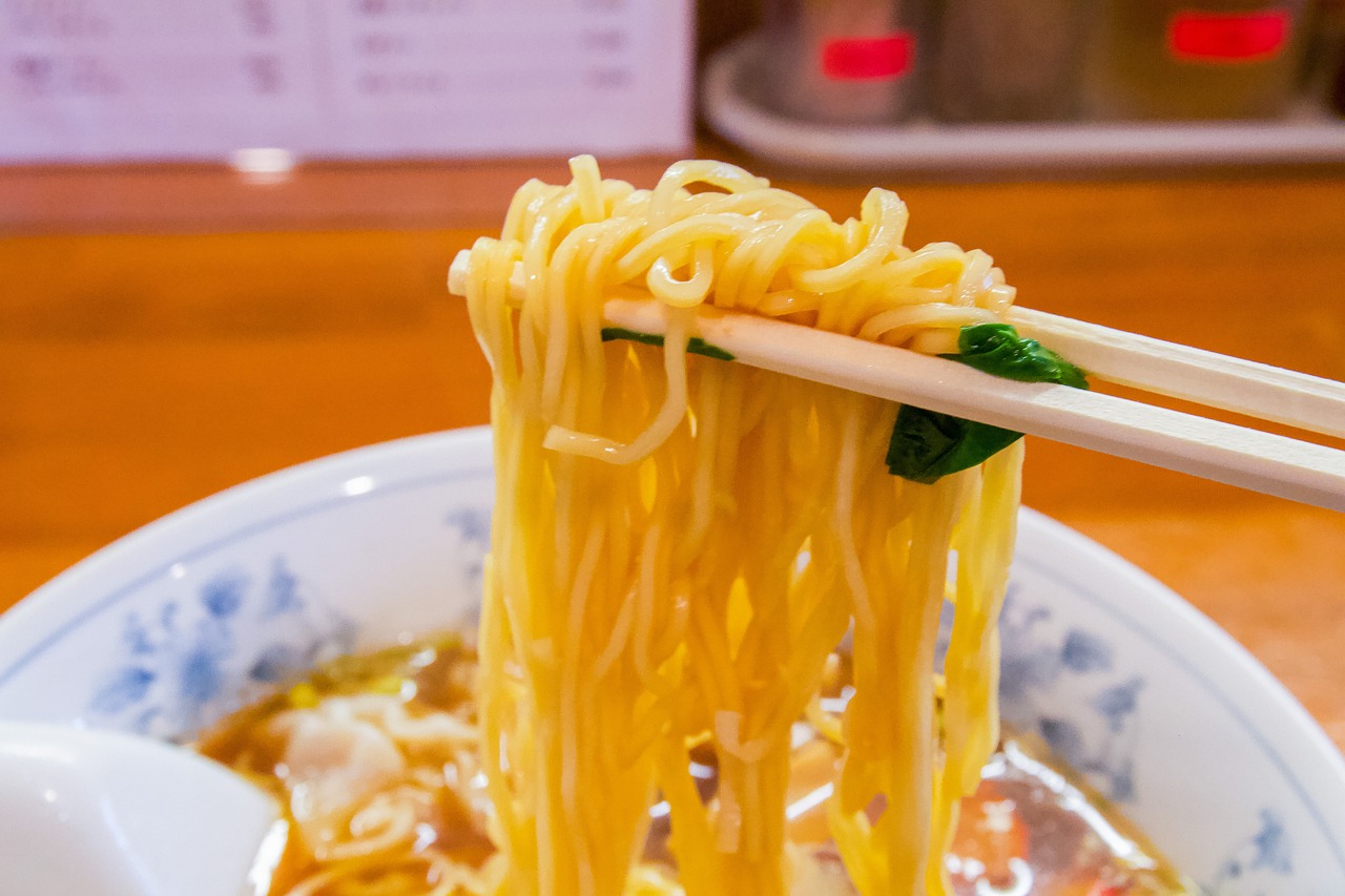 麺は「すする」英語に該当する言葉はある？