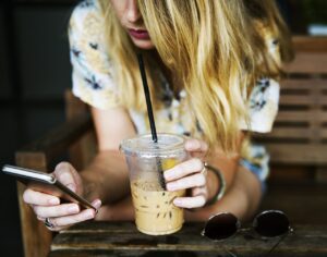 「暇つぶし」を英語で言えば、時間を壊す?