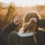 「後ろ髪をひかれる」その気持を英語にするとどうなる?