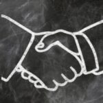 「肩を持つ」味方を意味する日本語、英語では何ていう?