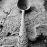 「掬う(すくう)」スプーンを使って食べる動作を英語では?