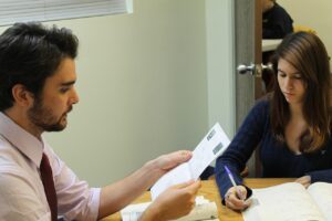 「一肌ぬぐ」人助けのために頑張る英語フレーズ